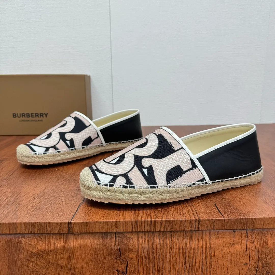 Batch 600 Burberry/Burberry new summer men's embroidered straw fisherman shoes, cool slip-on straw shoes! Encounter British fashion with Burberry espadrilles, a perfect blend of classic and fashionable. The unique printing on the upper is a manifestation of the brand's style. Every color and every pattern tells the story of England. Straw soles bring a natural texture, comfortable and chic. Whether you are strolling in the city streets or heading to the beach for vacation, it can add elegance and charm to you, easily become the center of attention, and start your own fashion journey. Classic knitted canvas upper, with thin calfskin lining suitable for summer, straw lining, genuine leather patch at the bottom of the heel, hemming technology, and Mark stitching details! Anti-slip rubber bottom layer, integrated injection molding of large LOGO letters and badges, multiple colors and styles to choose from, complete package! Size: 39-40-41-42-43-44 Normal size Item number: 2025-5 Printed black pink